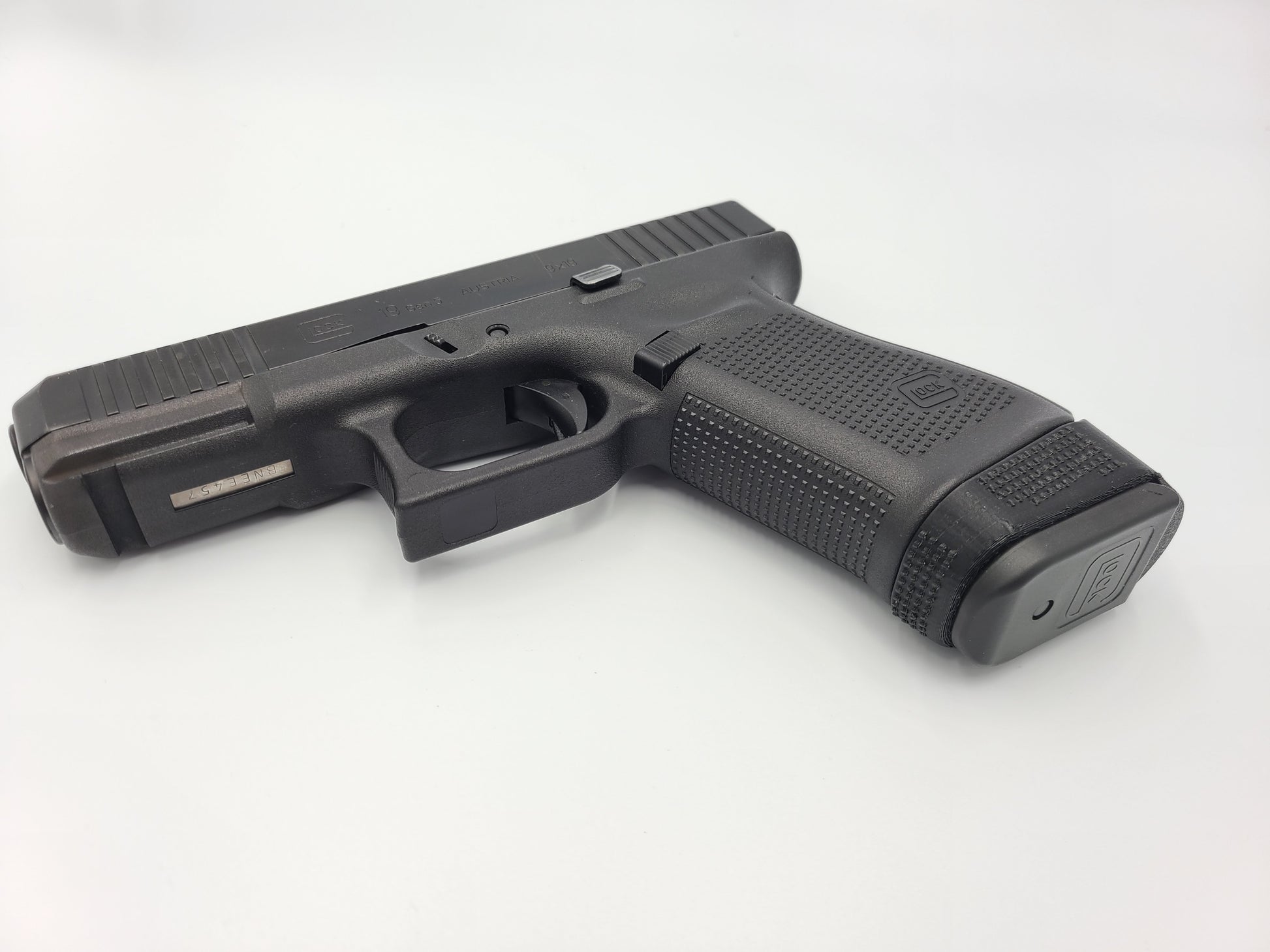 Glock 19 magazine adapter lets you run 17 round magazines in your compact Glock 19