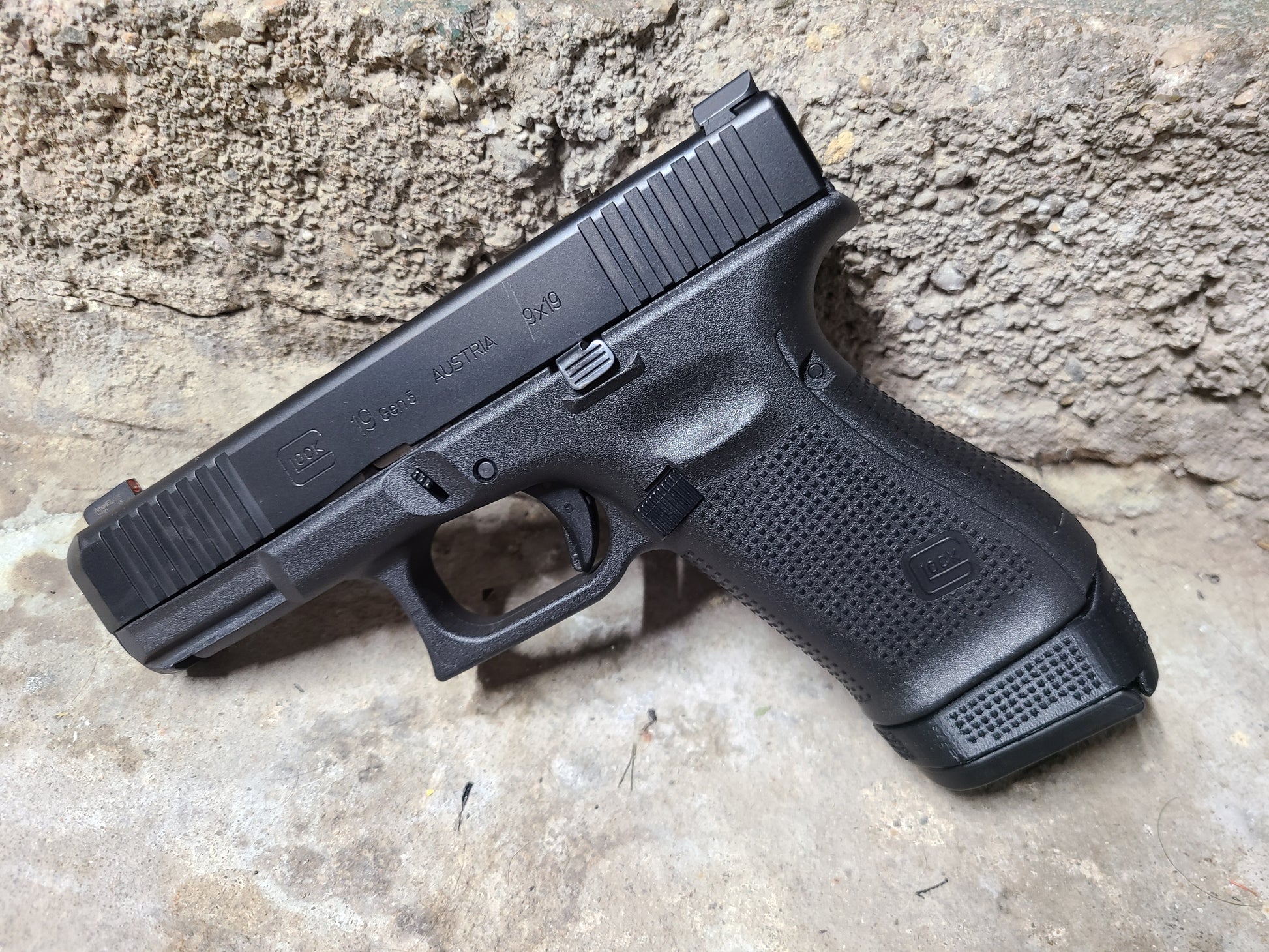 Glock 19 magazine adapter lets you run 17 round magazines in your compact Glock 19