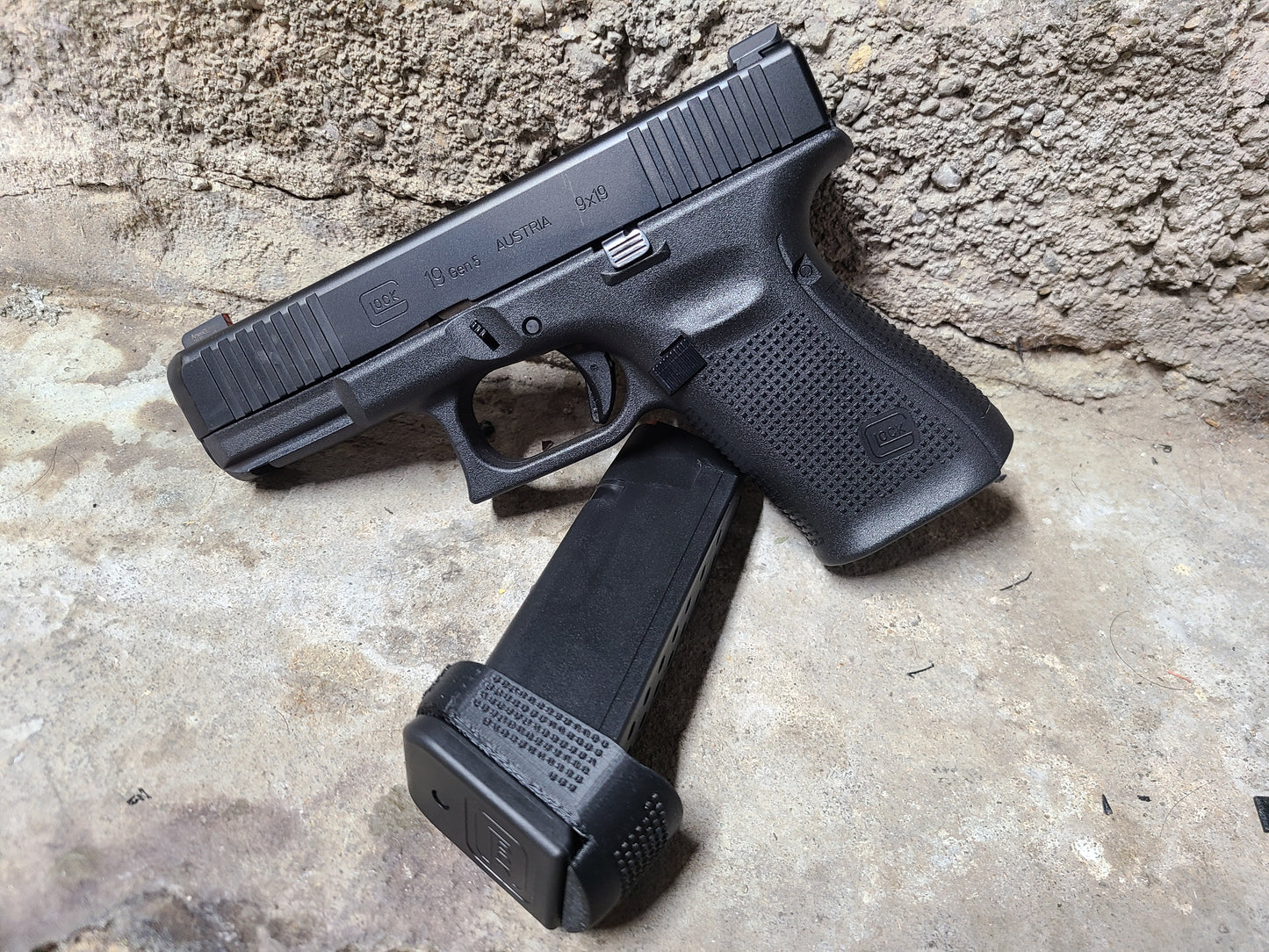 Glock 19 magazine adapter lets you run 17 round magazines in your compact Glock 19