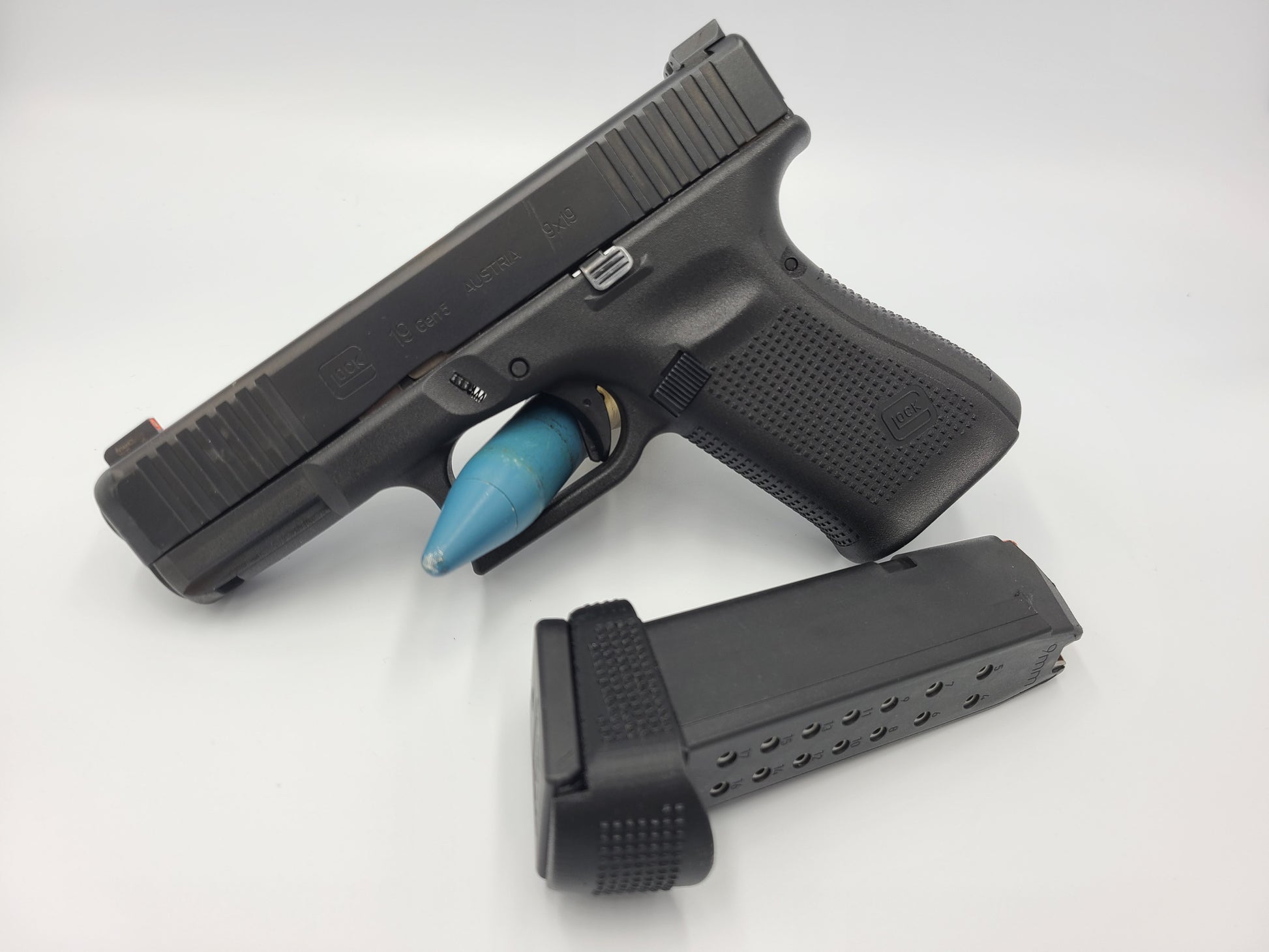 Glock 19 magazine adapter lets you run 17 round magazines in your compact Glock 19