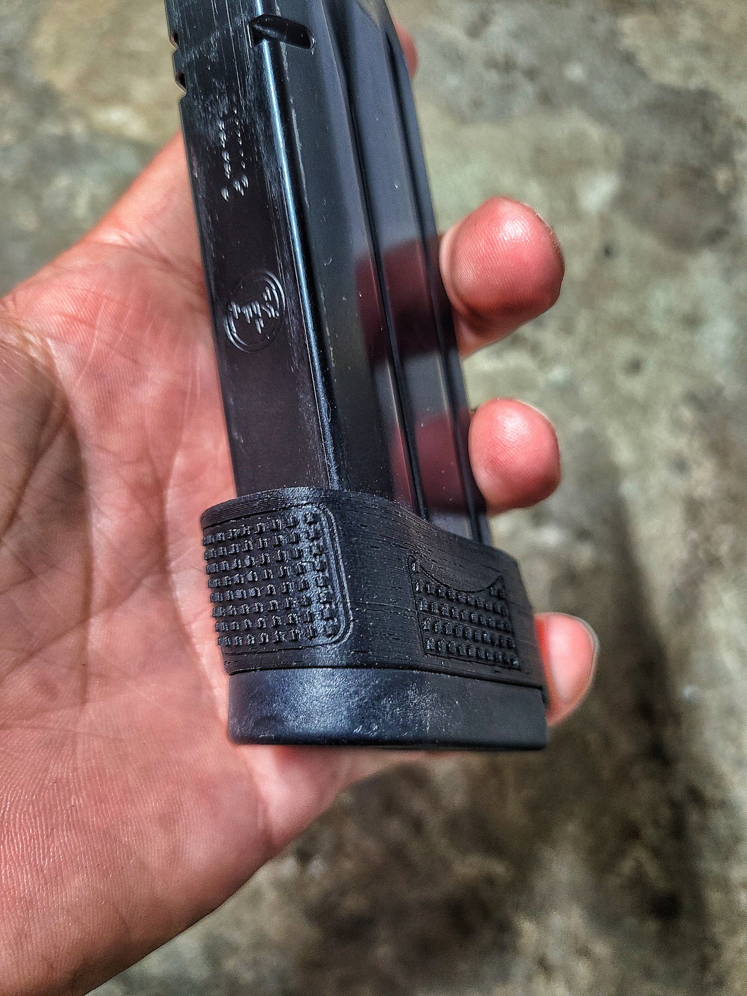 STL file CZ P10-S 15 Round Mag Sleeve 🔫・3D printing model to